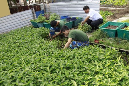 Thầm lặng những người lính hậu cần trên biển (9/9/2017)